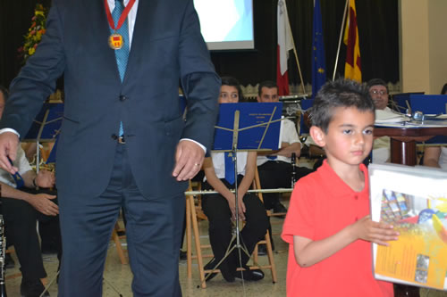 DSC_0426 Mayor presents books to a Kinder student