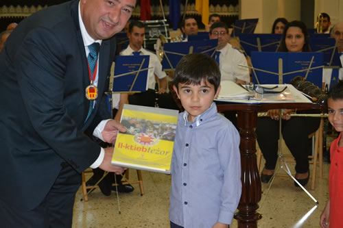 DSC_0421 Mayor presents books to a Kinder student