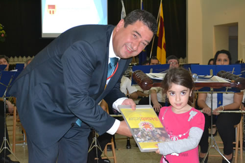 DSC_0437 Mayor presents books to a Kinder student