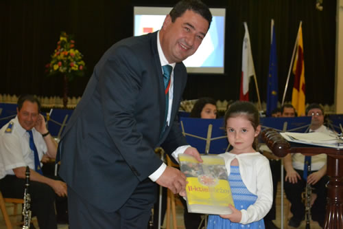 DSC_0430 Mayor presents books to a Kinder student