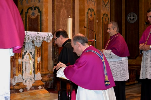 DSC_0348 Praying in front of High Altar