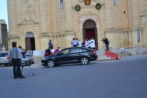 DSC_0333 Xaghra Archpriest welcomes Fr Daniel