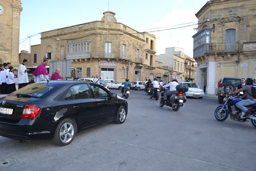 DSC_0393 Motorcade leaves for Xewkija