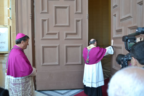 DSC_0514 Opening the Rotunda door