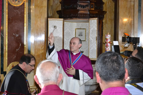 DSC_0344 Sprinkling Holy Water on the congregation