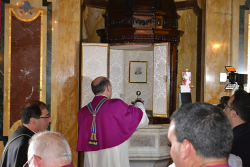 DSC_0341 Filling the asperges with Holy Water