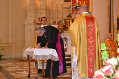 DSC_0563 Curia Chancellor adding his signature