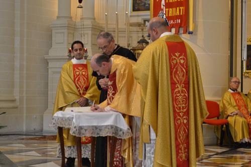 DSC_0558 Signing the document