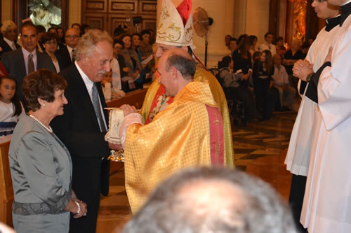 DSC_0668 Mgr Daniel's parents presenting Mass Offeings