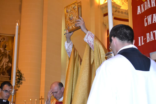 DSC_0601 Blessing the Congregation with the Bible Book