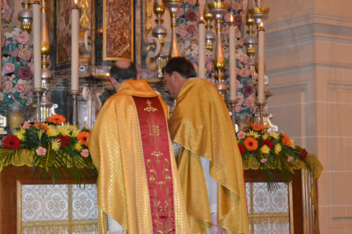 DSC_0615 Mgr Daniel opens the tabernacle