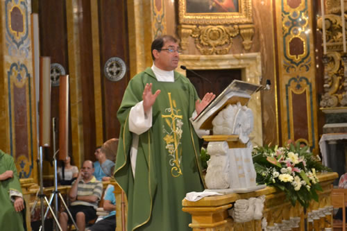 DSC_0150 Archpriest delivering the Homily