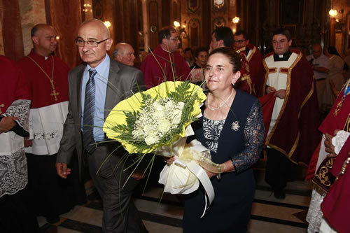 _MG_6951 Parents carry bouquet to present to Bambina