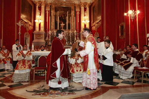 _MG_7684 Xaghra Archpriest presenting Archpriest Curmi with a gift