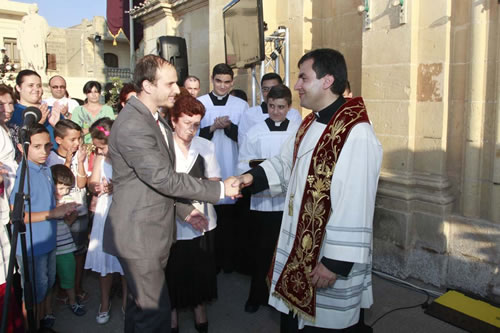 _MG_7301 Mayor and New Archpriest shake hands