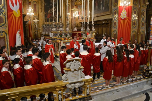 DSC_0032 Candidates gathered round the Bishop