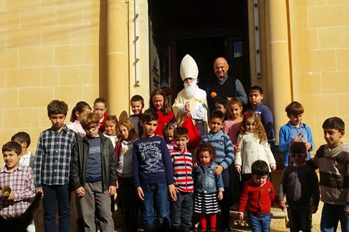 07 Children gathered near St Nicholas