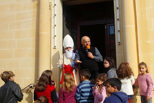 05 Rector Can John Sultana calling the children