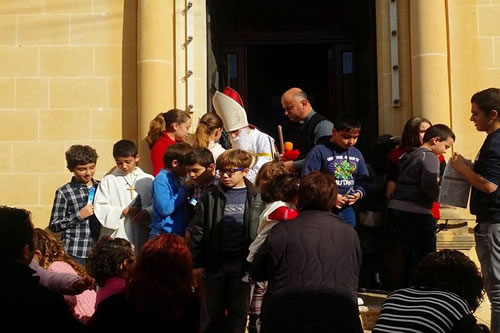 09 St Nicholas distributes gifts