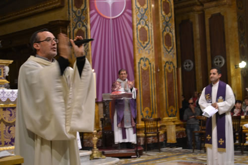 DSC_26 animating the singing before the homily