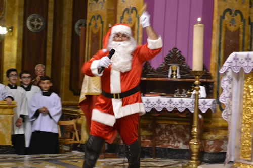 DSC_74 Santa calling children