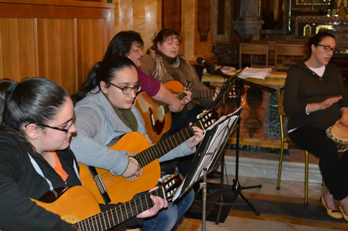 DSC_0050 Guitar Group animating the singing