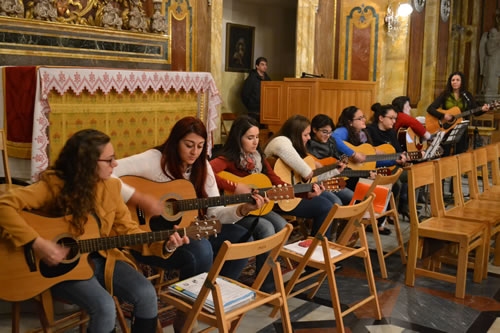 DSC_0006 Guitar group animating the singing