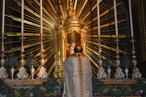 DSC_0075 Placing the image in the host monstrance