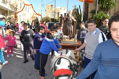 DSC_0814 Children follow the statue in prcession