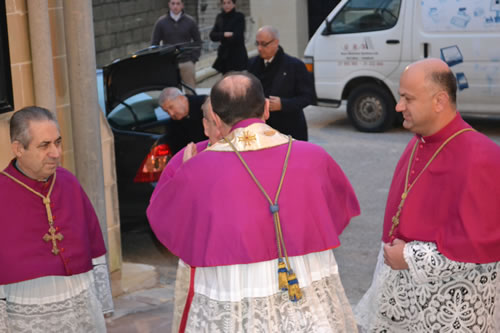 DSC_0011 Xaghra Archpriest Mgr C Refalo welcomes Mgr Cremona