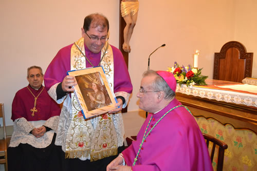 DSC_0081 Archpriest presenting an icon of the Bambina