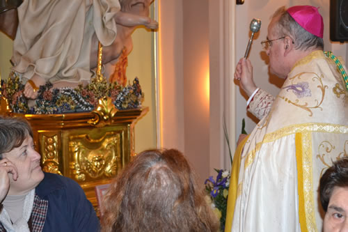 DSC_0075 Sprinkling Holy water on the new pedestal