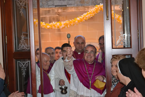 DSC_0015 Sprinkling Holy water on the congregation