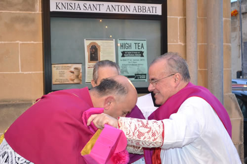 DSC_0008 Rector Can John Sultana welcomes Mgr Cremona