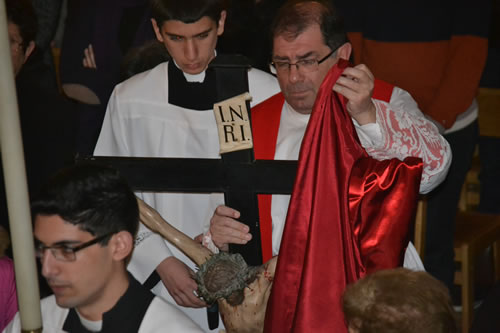 DSC_0055 Celebrant unveiling right hand side of Cross