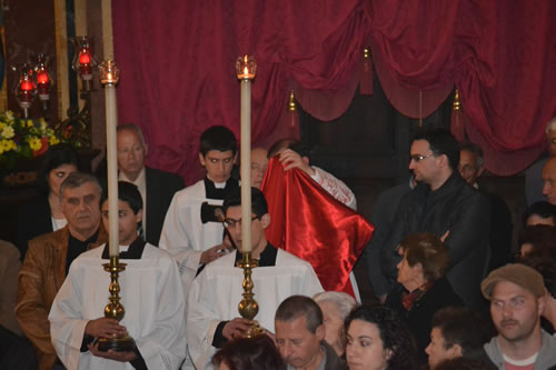 DSC_0050 Celebrant unveiling left hand side of Cross