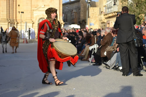 DSC_0295 Drummer announcing Jesus carrying the Cross