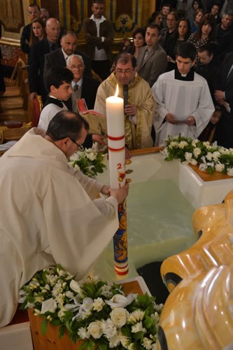 DSC_0180 Blessing the water with the Paschal candle