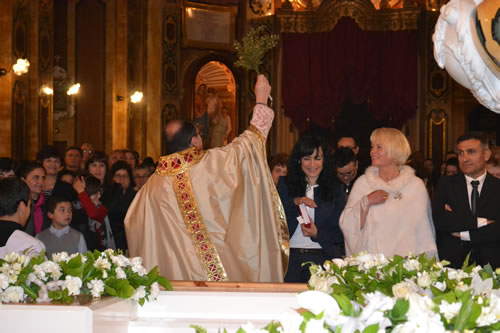 DSC_0200 Archpriest sprinkling water on the congregation