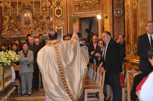 DSC_0204 Archpriest sprinkling water on the congregation