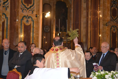 DSC_0199 Archpriest sprinkling water on the congregation