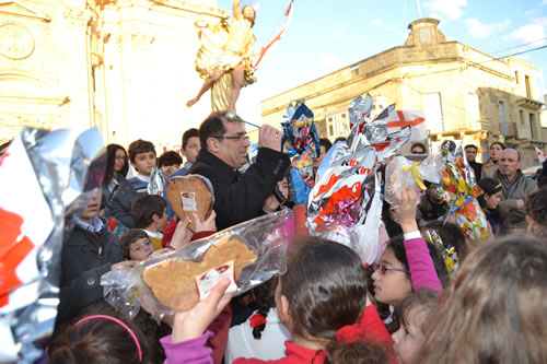 DSC_0186 Archpriest blessing the crowd and the figolli