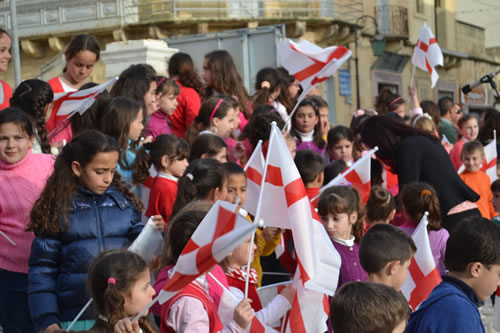 DSC_0106 Childre holding banners of the Resurrection