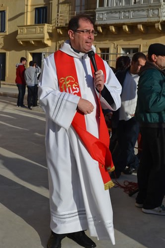 DSC_0003 Archpriest welcoming the crowd present