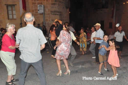 DSC_0482 Dancing to the music