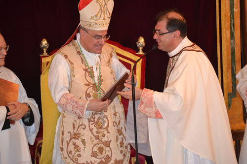 DSC_1017 Archpriest presenting H. E. with a memento