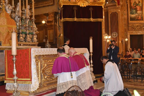 DSC_0018 At the foot of the High Altar