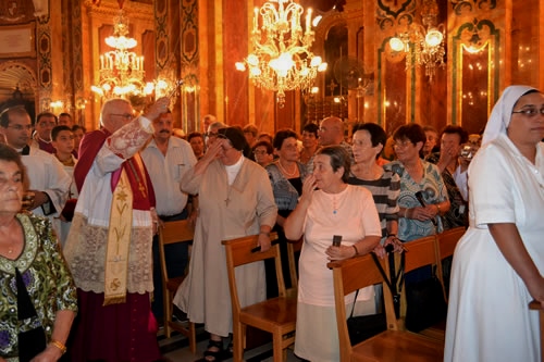 DSC_0015 Sprinkling Holy Water on the Congregation