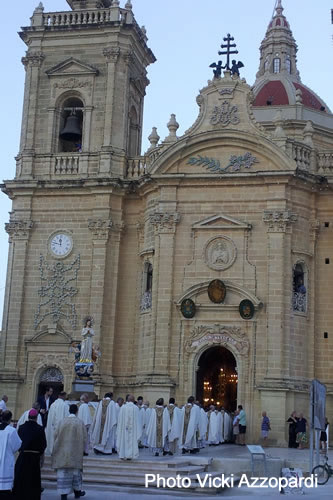 DSC_0032 Procession entering the Basilica