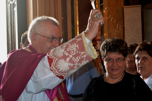 DSC_0013 Sprinkling Holy Water on the Congregation